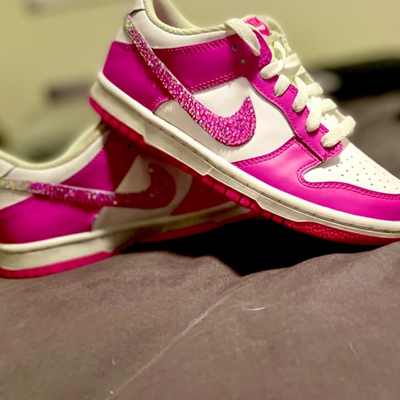 Hot pink bedazzled Nike shoes - Picture 2 of 4